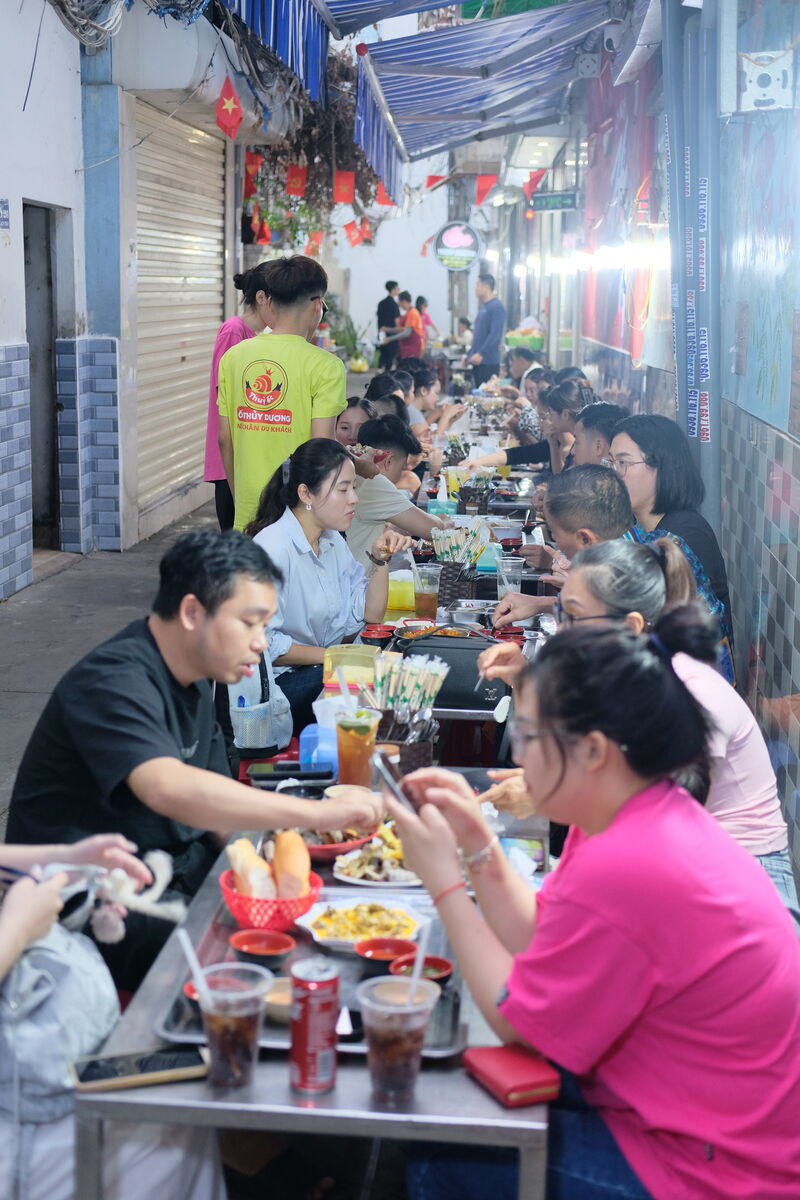 Thực khách quây quần bên mâm ốc
