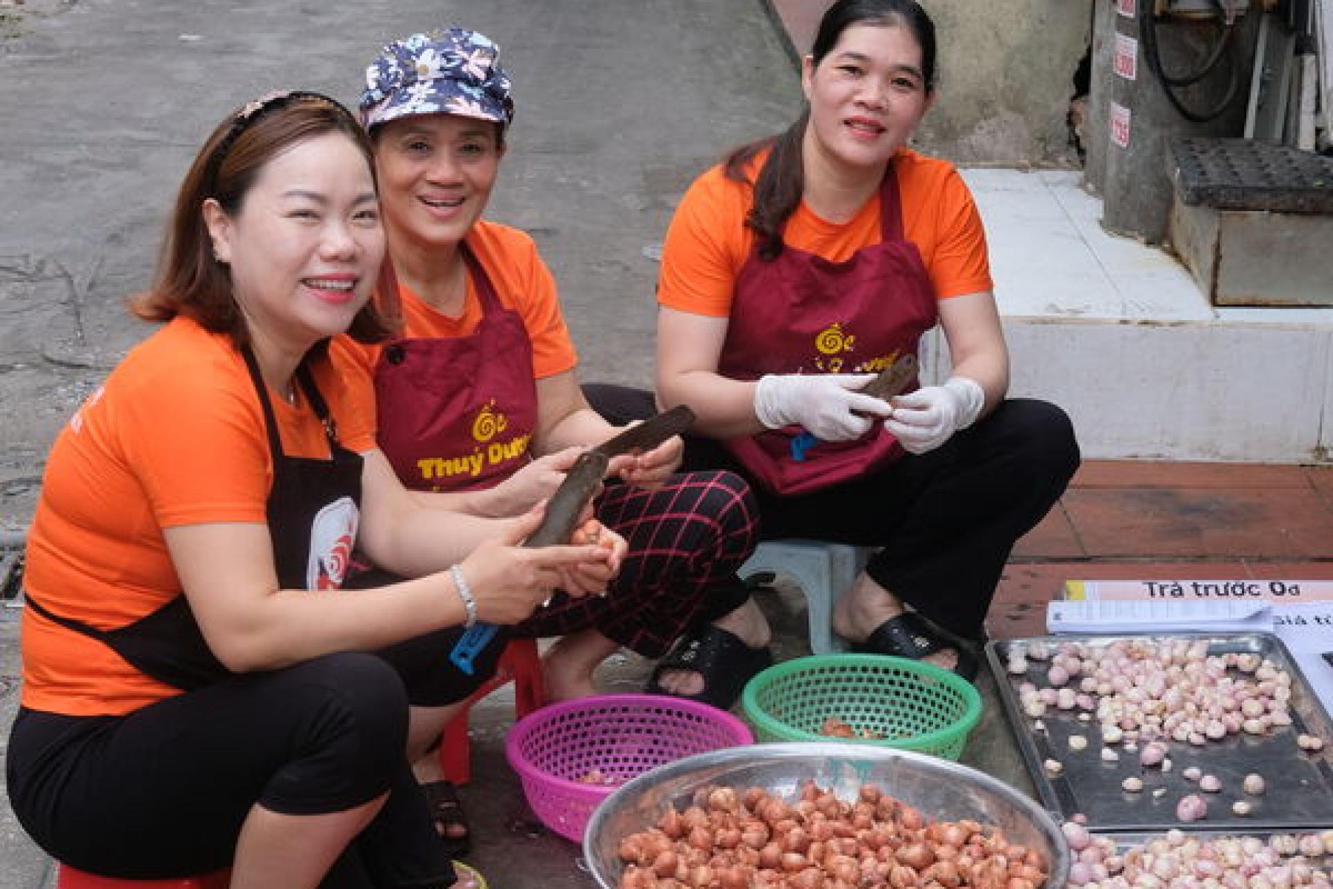 Những mẻ hành phi vàng óng trải trên khay
