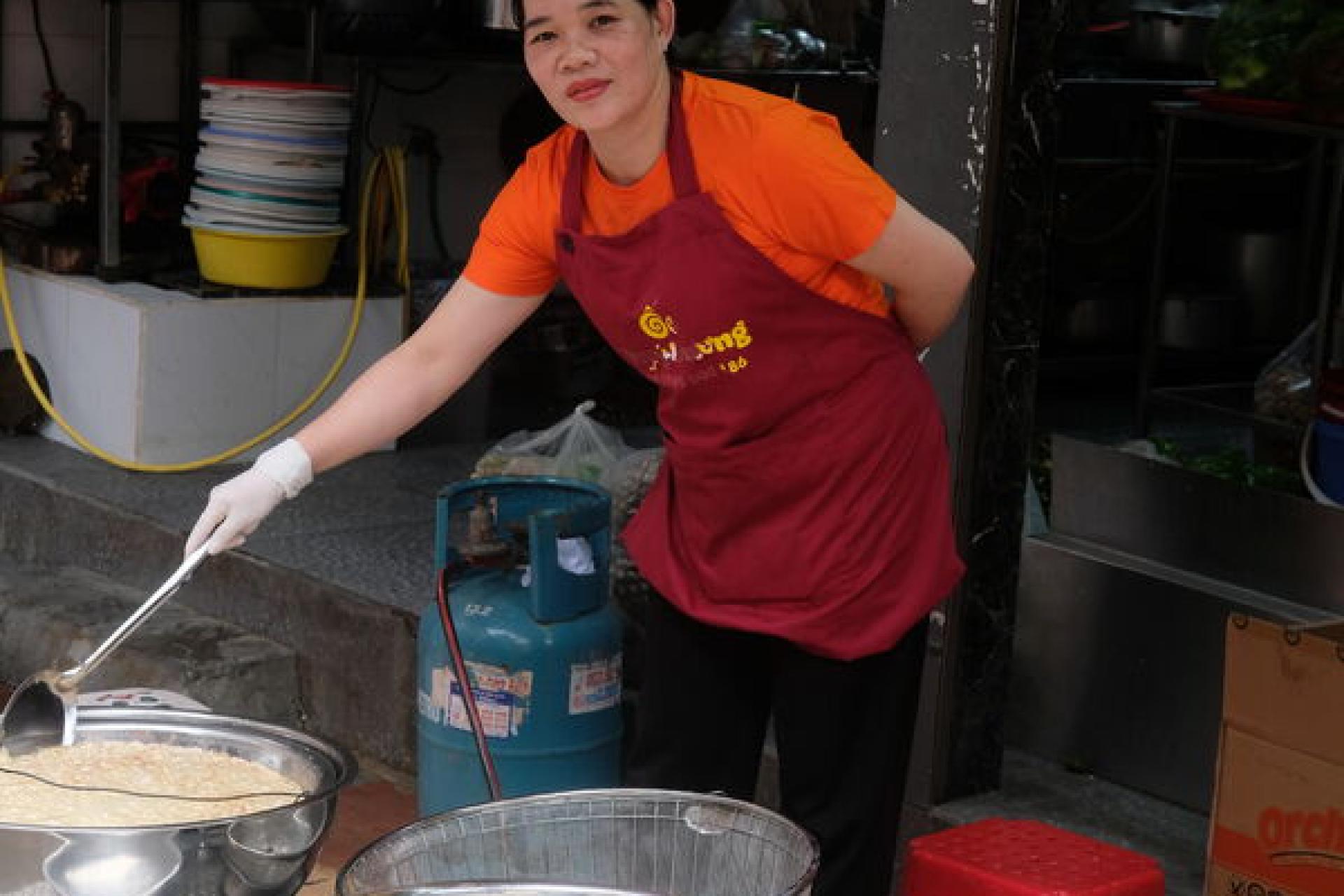 Bếp phi hành và khay hành phi phơi trước cửa hàng