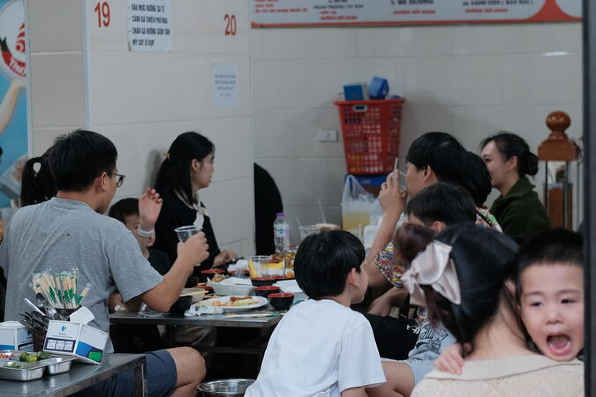 Bàn ăn dọc con ngõ Đất Cảng