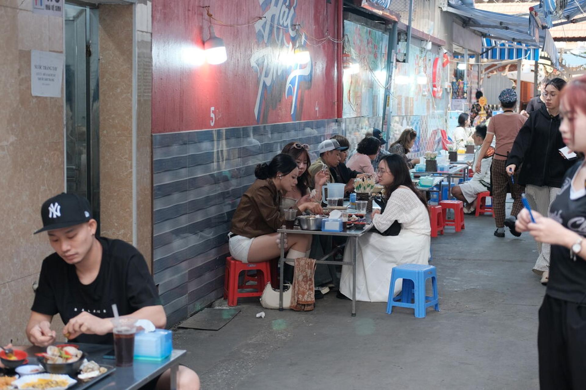 Thực khách gia đình tại quán