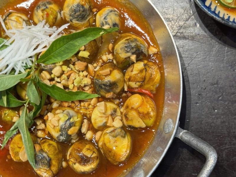 Cút lộn xào me 